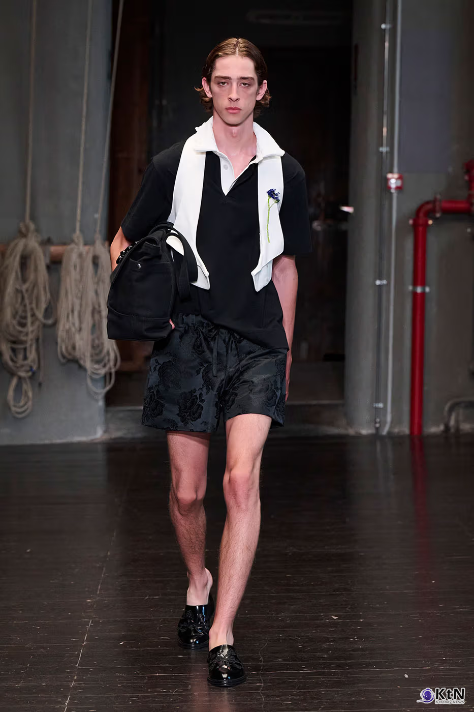 Simone Rocha Debuts Inaugural Men's Collection for SS27. 사진=Simone Rocha, K trendy NEWS DB ⓒ케이 트렌디뉴스 무단전재 및 수집, 재배포금지