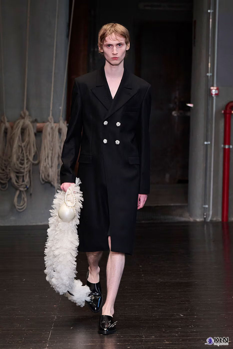 Simone Rocha Debuts Inaugural Men's Collection for SS27. 사진=Simone Rocha, K trendy NEWS DB ⓒ케이 트렌디뉴스 무단전재 및 수집, 재배포금지