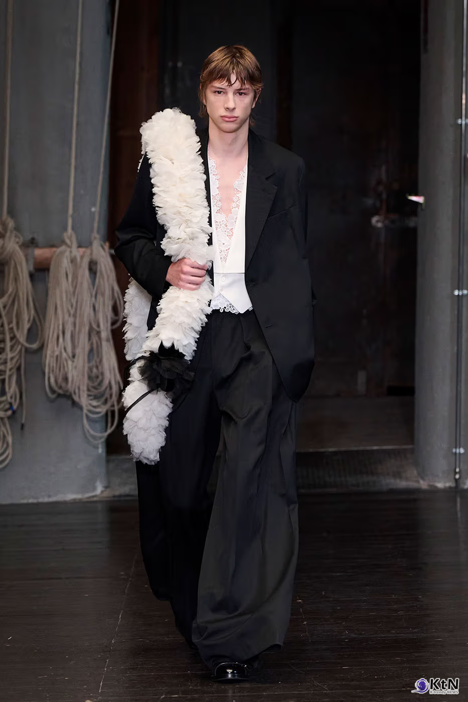 Simone Rocha Debuts Inaugural Men's Collection for SS27. 사진=Simone Rocha, K trendy NEWS DB ⓒ케이 트렌디뉴스 무단전재 및 수집, 재배포금지