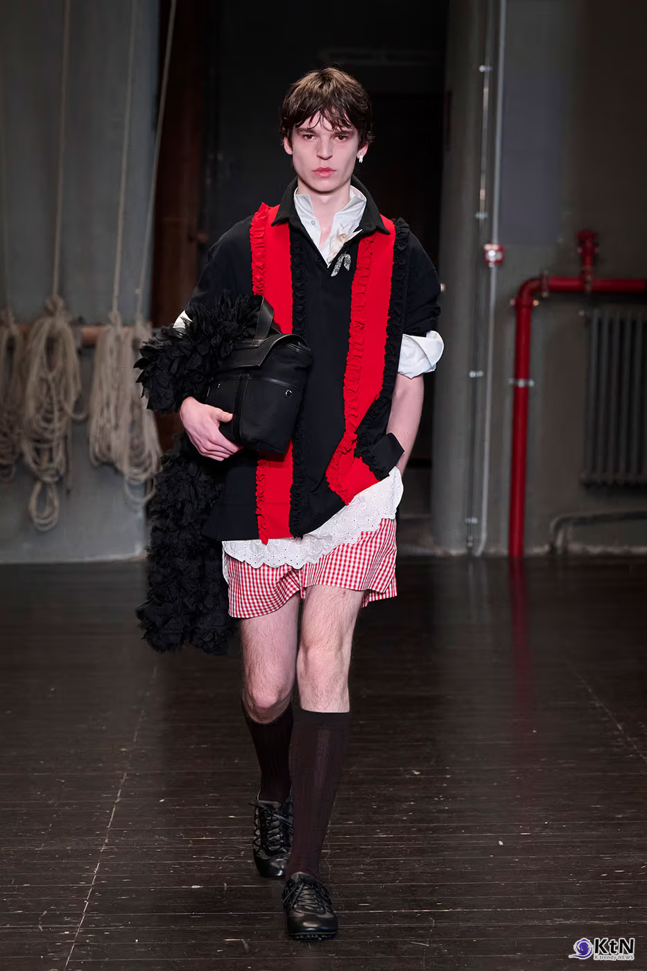 Simone Rocha Debuts Inaugural Men's Collection for SS27. 사진=Simone Rocha, K trendy NEWS DB ⓒ케이 트렌디뉴스 무단전재 및 수집, 재배포금지