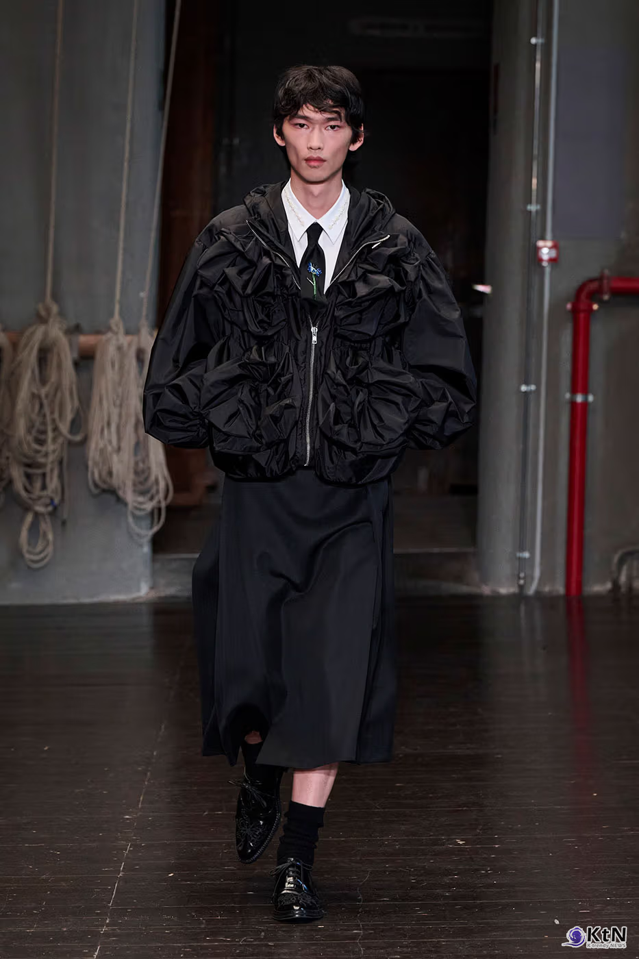 Simone Rocha Debuts Inaugural Men's Collection for SS27. 사진=Simone Rocha, K trendy NEWS DB ⓒ케이 트렌디뉴스 무단전재 및 수집, 재배포금지