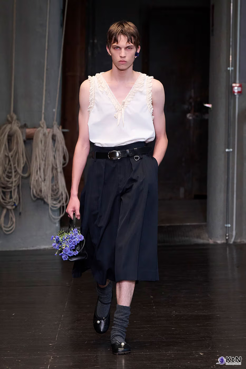 Simone Rocha Debuts Inaugural Men's Collection for SS27. 사진=Simone Rocha, K trendy NEWS DB ⓒ케이 트렌디뉴스 무단전재 및 수집, 재배포금지