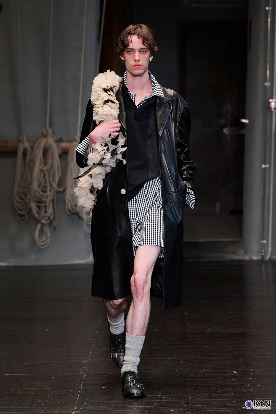 Simone Rocha Debuts Inaugural Men's Collection for SS27. 사진=Simone Rocha, K trendy NEWS DB ⓒ케이 트렌디뉴스 무단전재 및 수집, 재배포금지