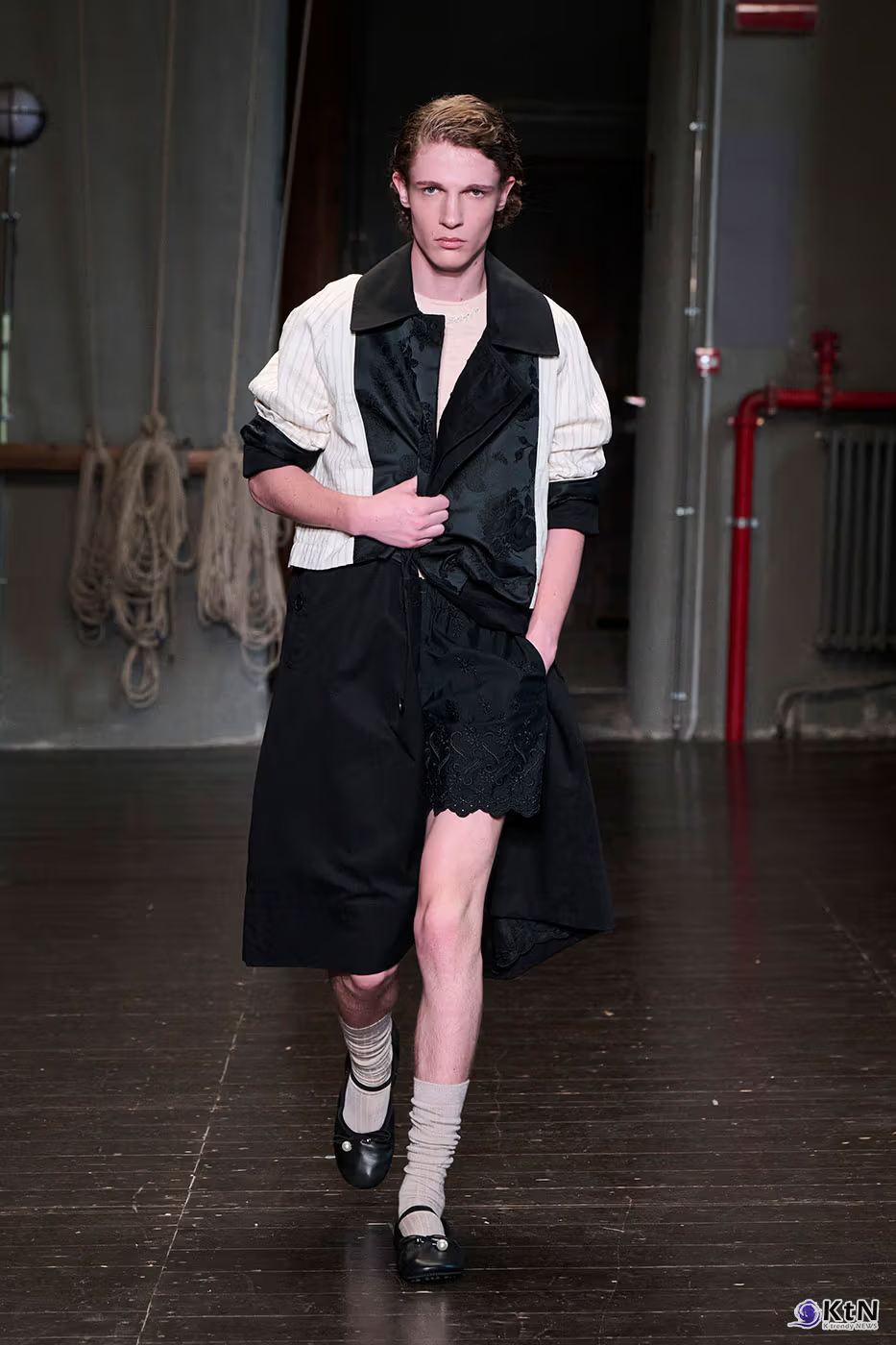 Simone Rocha Debuts Inaugural Men's Collection for SS27. 사진=Simone Rocha, K trendy NEWS DB ⓒ케이 트렌디뉴스 무단전재 및 수집, 재배포금지