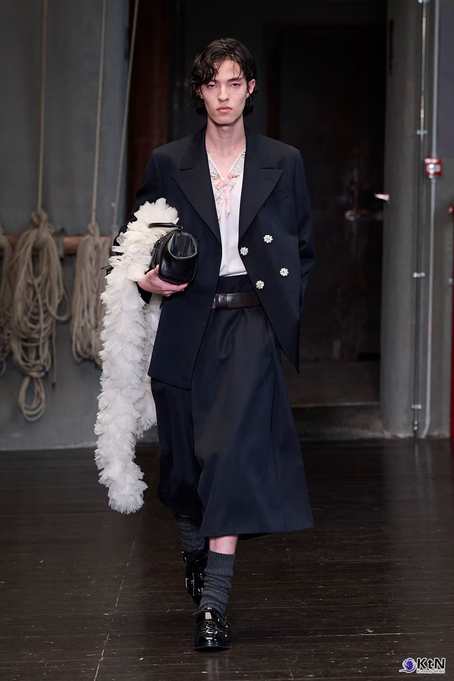 Simone Rocha Debuts Inaugural Men's Collection for SS27. 사진=Simone Rocha, K trendy NEWS DB ⓒ케이 트렌디뉴스 무단전재 및 수집, 재배포금지