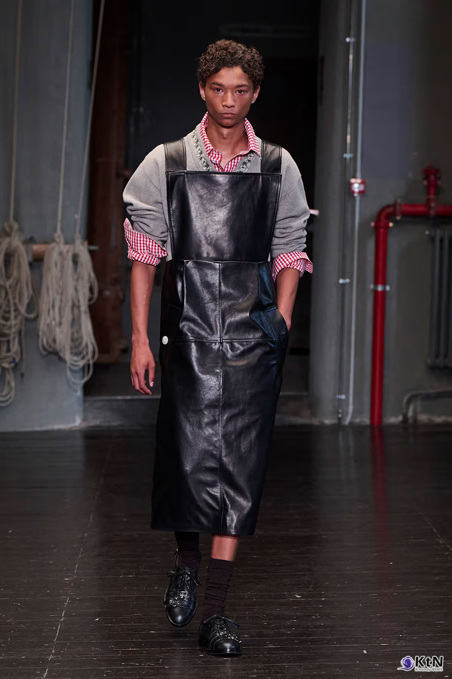 Simone Rocha Debuts Inaugural Men's Collection for SS27. 사진=Simone Rocha, K trendy NEWS DB ⓒ케이 트렌디뉴스 무단전재 및 수집, 재배포금지