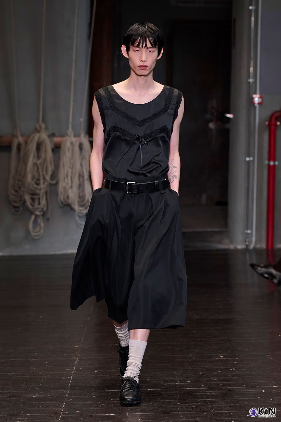 Simone Rocha Debuts Inaugural Men's Collection for SS27. 사진=Simone Rocha, K trendy NEWS DB ⓒ케이 트렌디뉴스 무단전재 및 수집, 재배포금지