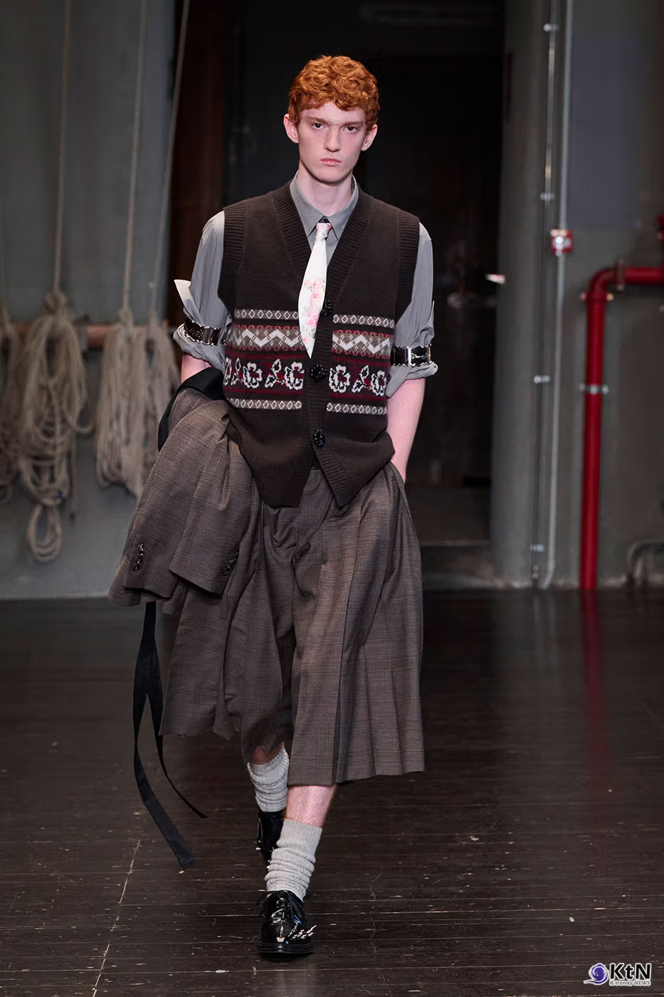 Simone Rocha Debuts Inaugural Men's Collection for SS27. 사진=Simone Rocha, K trendy NEWS DB ⓒ케이 트렌디뉴스 무단전재 및 수집, 재배포금지