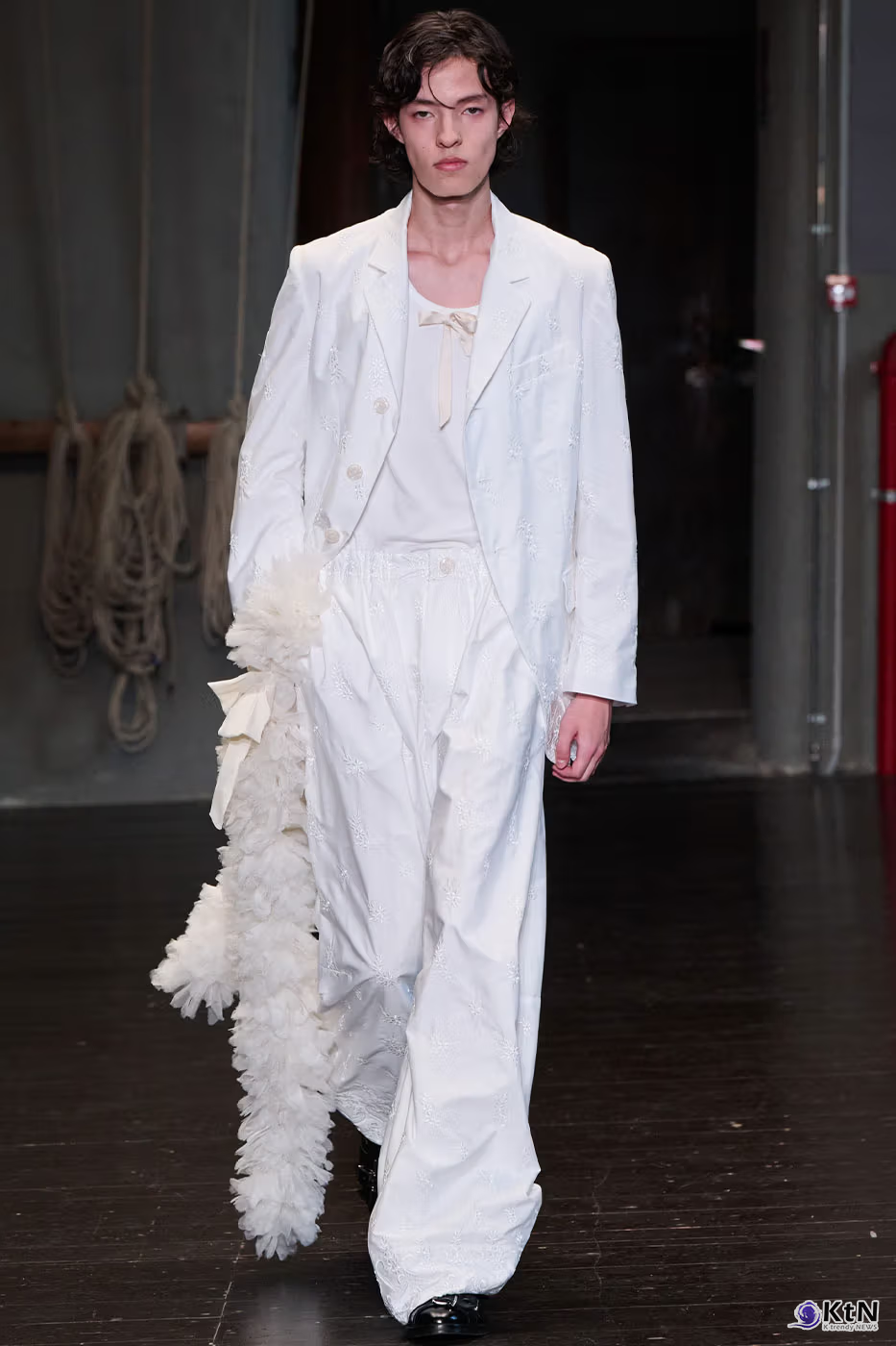 Simone Rocha Debuts Inaugural Men's Collection for SS27. 사진=Simone Rocha, K trendy NEWS DB ⓒ케이 트렌디뉴스 무단전재 및 수집, 재배포금지