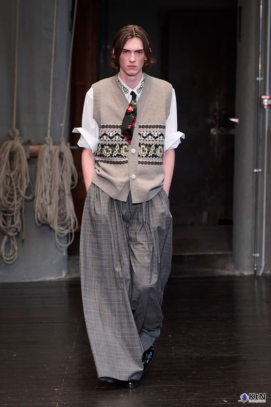 Simone Rocha Debuts Inaugural Men's Collection for SS27. 사진=Simone Rocha, K trendy NEWS DB ⓒ케이 트렌디뉴스 무단전재 및 수집, 재배포금지