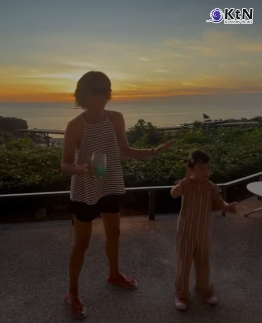 배우 손예진이 여행 4일 차 일상을 공개하며 남편 현빈과의 석양 포옹, 해변 카페에서의 수영복 차림, 바닷가 댄스까지 한꺼번에 꺼내놨다. 사진=2026. 06.22   인스타그램 갈무리 K trendy NEWS DB ⓒ케이 트렌디뉴스 무단전재 및 수집, 재배포금지