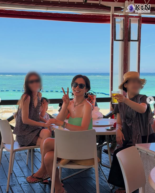 배우 손예진이 여행 4일 차 일상을 공개하며 남편 현빈과의 석양 포옹, 해변 카페에서의 수영복 차림, 바닷가 댄스까지 한꺼번에 꺼내놨다. 사진=2026. 06.22   인스타그램 갈무리 K trendy NEWS DB ⓒ케이 트렌디뉴스 무단전재 및 수집, 재배포금지