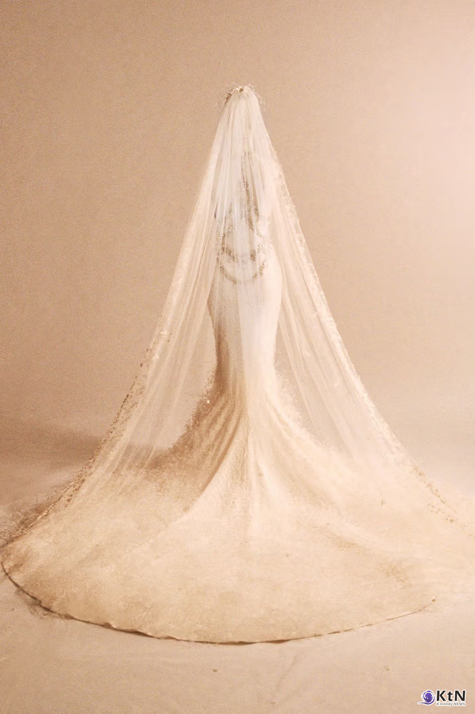 Closer Look at Matthieu Blazy's First Custom Chanel Haute Couture Wedding Dress Made for Dua Lipa. 사진=Chanel, K trendy NEWS DB ⓒ케이 트렌디뉴스 무단전재 및 수집, 재배포금지