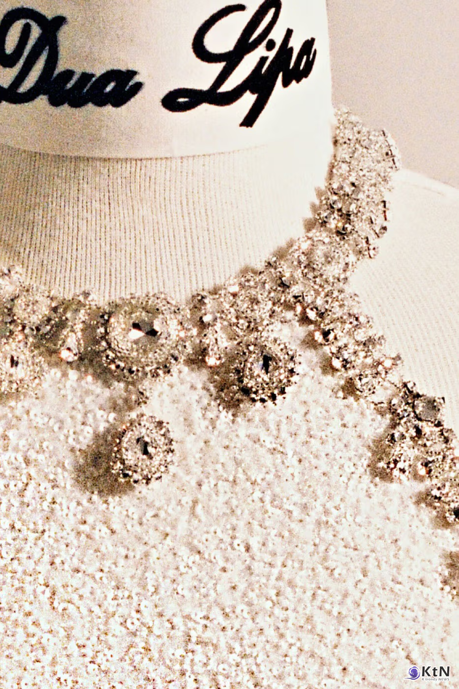 Closer Look at Matthieu Blazy's First Custom Chanel Haute Couture Wedding Dress Made for Dua Lipa. 사진=Chanel, K trendy NEWS DB ⓒ케이 트렌디뉴스 무단전재 및 수집, 재배포금지