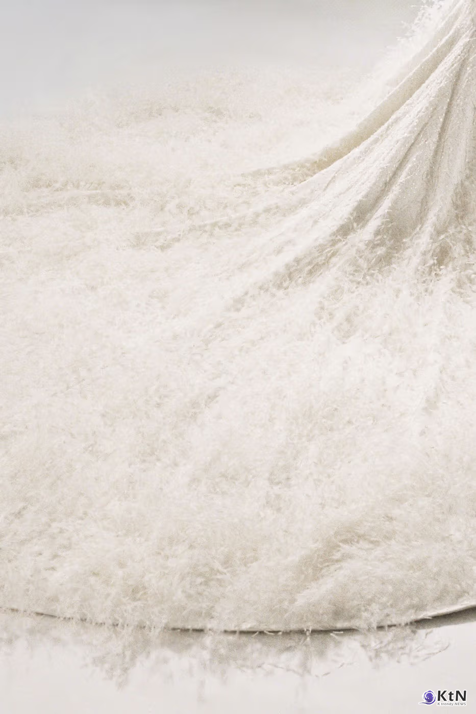 Closer Look at Matthieu Blazy's First Custom Chanel Haute Couture Wedding Dress Made for Dua Lipa. 사진=Chanel, K trendy NEWS DB ⓒ케이 트렌디뉴스 무단전재 및 수집, 재배포금지