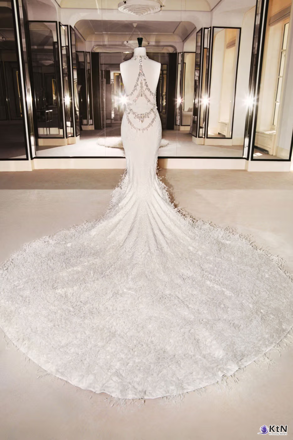 Closer Look at Matthieu Blazy's First Custom Chanel Haute Couture Wedding Dress Made for Dua Lipa. 사진=Chanel, K trendy NEWS DB ⓒ케이 트렌디뉴스 무단전재 및 수집, 재배포금지