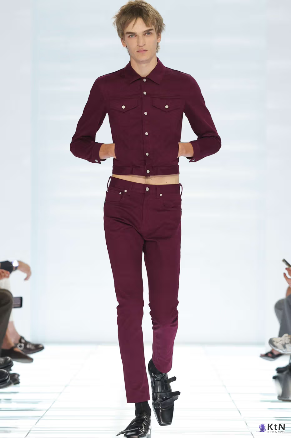 Prada SS27 Menswear Redefines Skinny-Fit With “CLARITY”. 사진=Prada, K trendy NEWS DB ⓒ케이 트렌디뉴스 무단전재 및 수집, 재배포금지