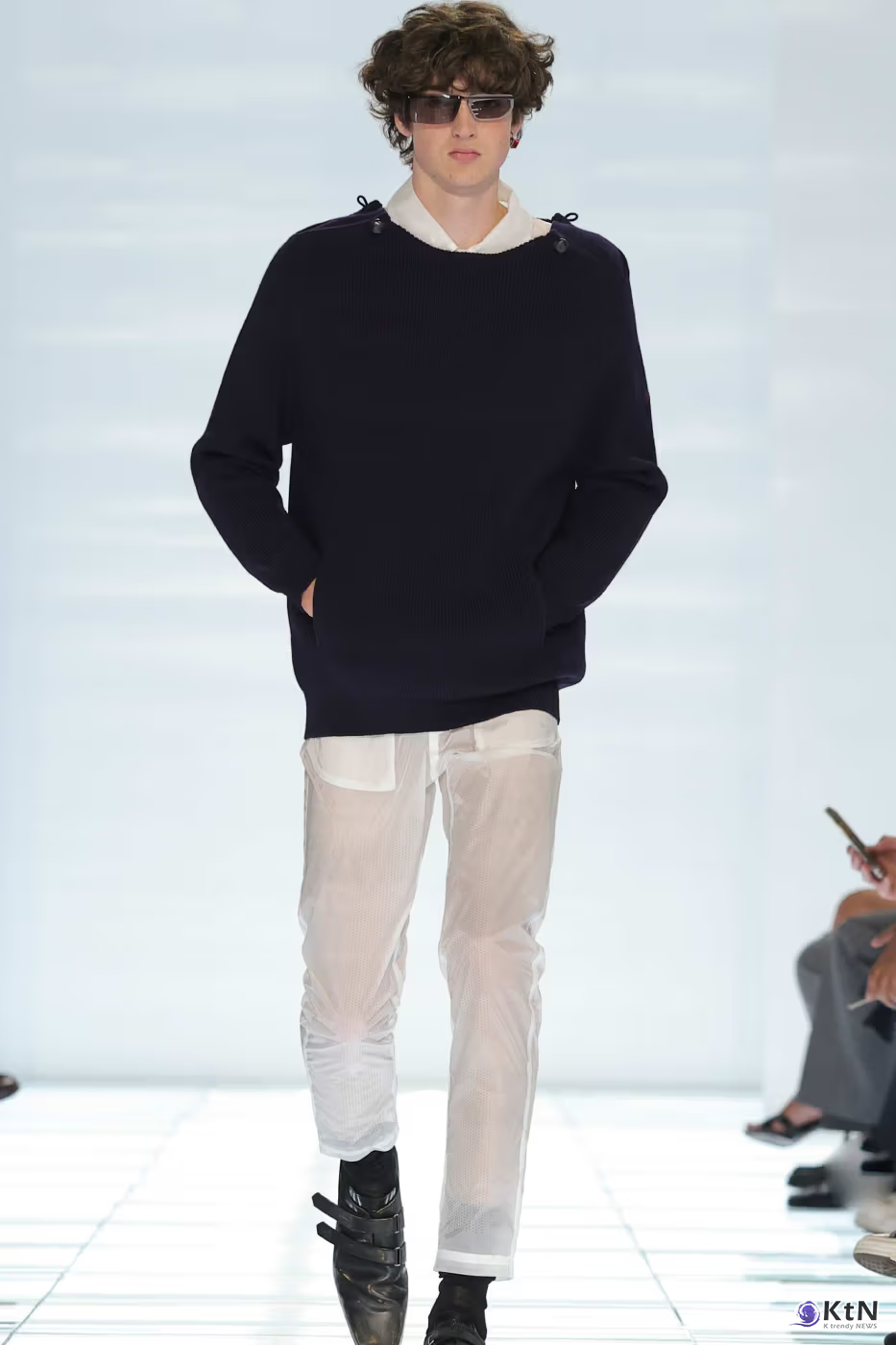 Prada SS27 Menswear Redefines Skinny-Fit With “CLARITY”. 사진=Prada, K trendy NEWS DB ⓒ케이 트렌디뉴스 무단전재 및 수집, 재배포금지