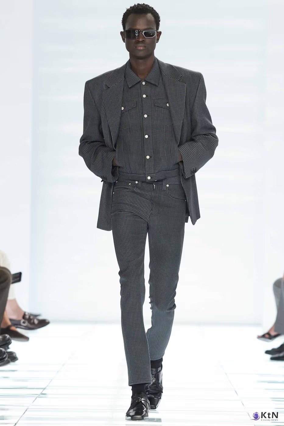 Prada SS27 Menswear Redefines Skinny-Fit With “CLARITY”. 사진=Prada, K trendy NEWS DB ⓒ케이 트렌디뉴스 무단전재 및 수집, 재배포금지