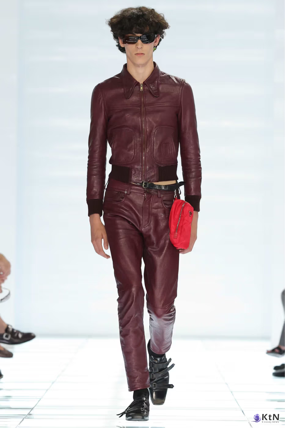 Prada SS27 Menswear Redefines Skinny-Fit With “CLARITY”. 사진=Prada, K trendy NEWS DB ⓒ케이 트렌디뉴스 무단전재 및 수집, 재배포금지