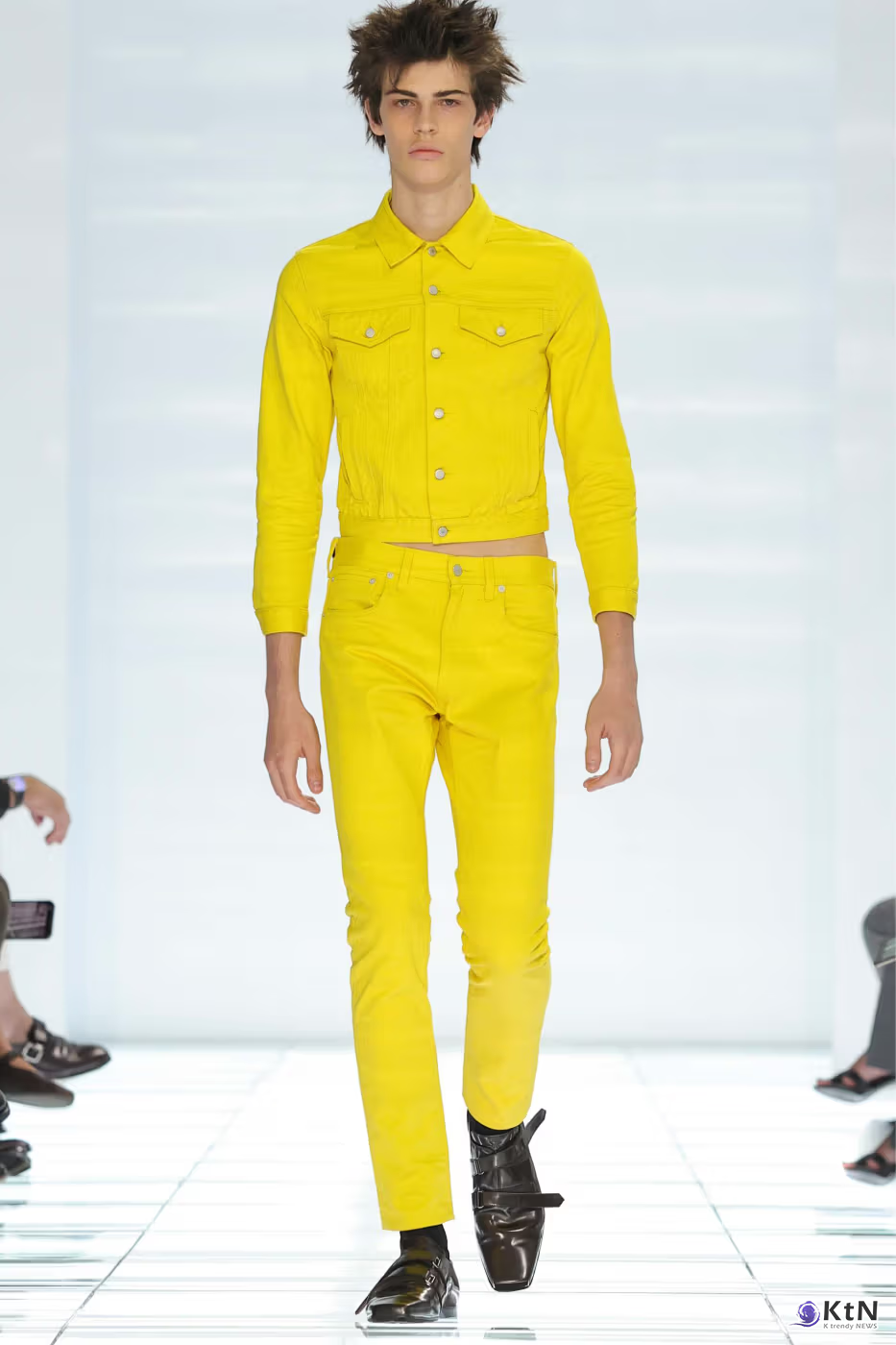 Prada SS27 Menswear Redefines Skinny-Fit With “CLARITY”. 사진=Prada, K trendy NEWS DB ⓒ케이 트렌디뉴스 무단전재 및 수집, 재배포금지