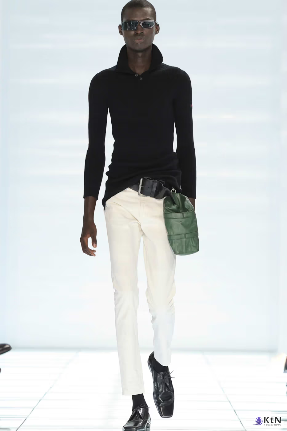Prada SS27 Menswear Redefines Skinny-Fit With “CLARITY”. 사진=Prada, K trendy NEWS DB ⓒ케이 트렌디뉴스 무단전재 및 수집, 재배포금지