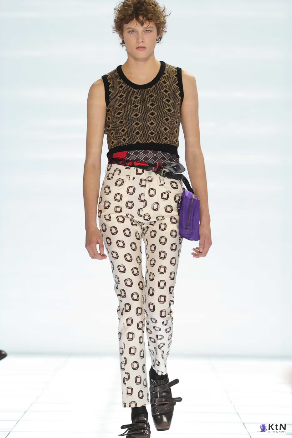 Prada SS27 Menswear Redefines Skinny-Fit With “CLARITY”. 사진=Prada, K trendy NEWS DB ⓒ케이 트렌디뉴스 무단전재 및 수집, 재배포금지