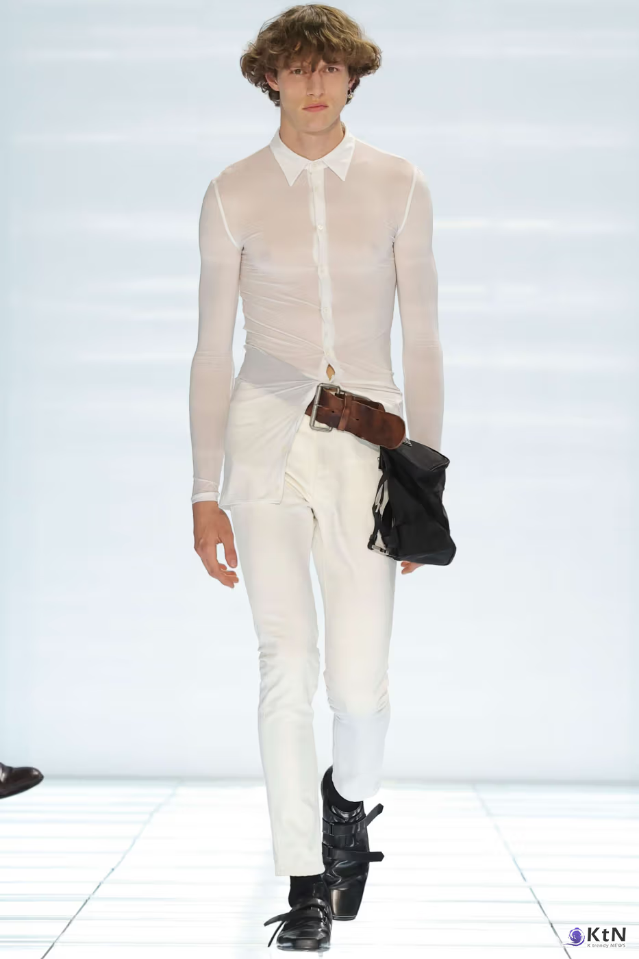 Prada SS27 Menswear Redefines Skinny-Fit With “CLARITY”. 사진=Prada, K trendy NEWS DB ⓒ케이 트렌디뉴스 무단전재 및 수집, 재배포금지