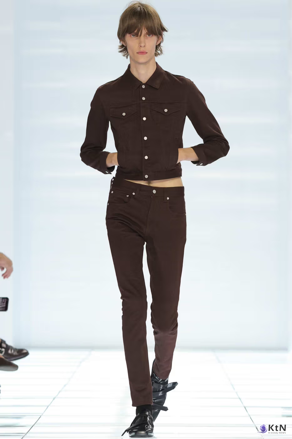 Prada SS27 Menswear Redefines Skinny-Fit With “CLARITY”. 사진=Prada, K trendy NEWS DB ⓒ케이 트렌디뉴스 무단전재 및 수집, 재배포금지