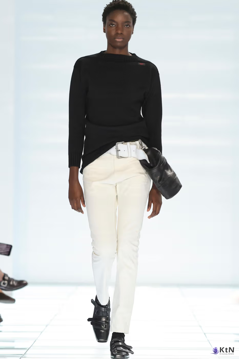 Prada SS27 Menswear Redefines Skinny-Fit With “CLARITY”. 사진=Prada, K trendy NEWS DB ⓒ케이 트렌디뉴스 무단전재 및 수집, 재배포금지