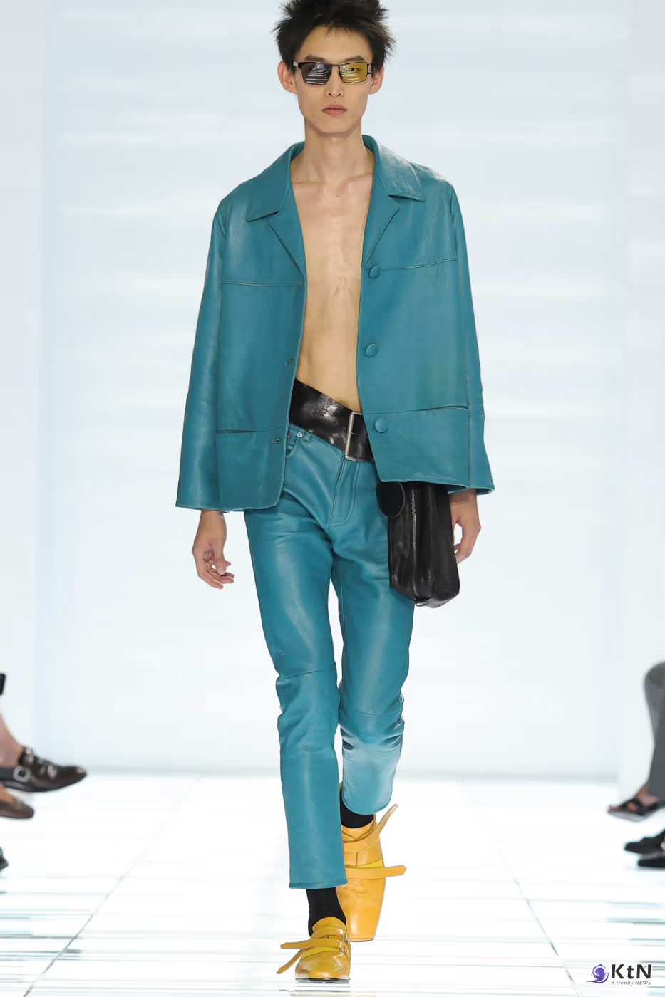 Prada SS27 Menswear Redefines Skinny-Fit With “CLARITY”. 사진=Prada, K trendy NEWS DB ⓒ케이 트렌디뉴스 무단전재 및 수집, 재배포금지