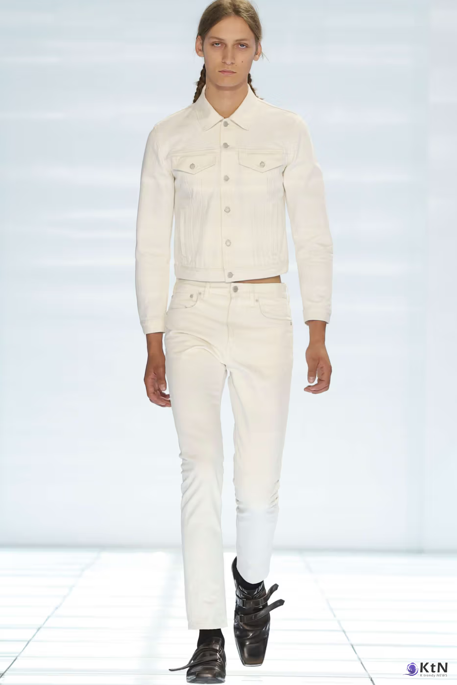Prada SS27 Menswear Redefines Skinny-Fit With “CLARITY”. 사진=Prada, K trendy NEWS DB ⓒ케이 트렌디뉴스 무단전재 및 수집, 재배포금지