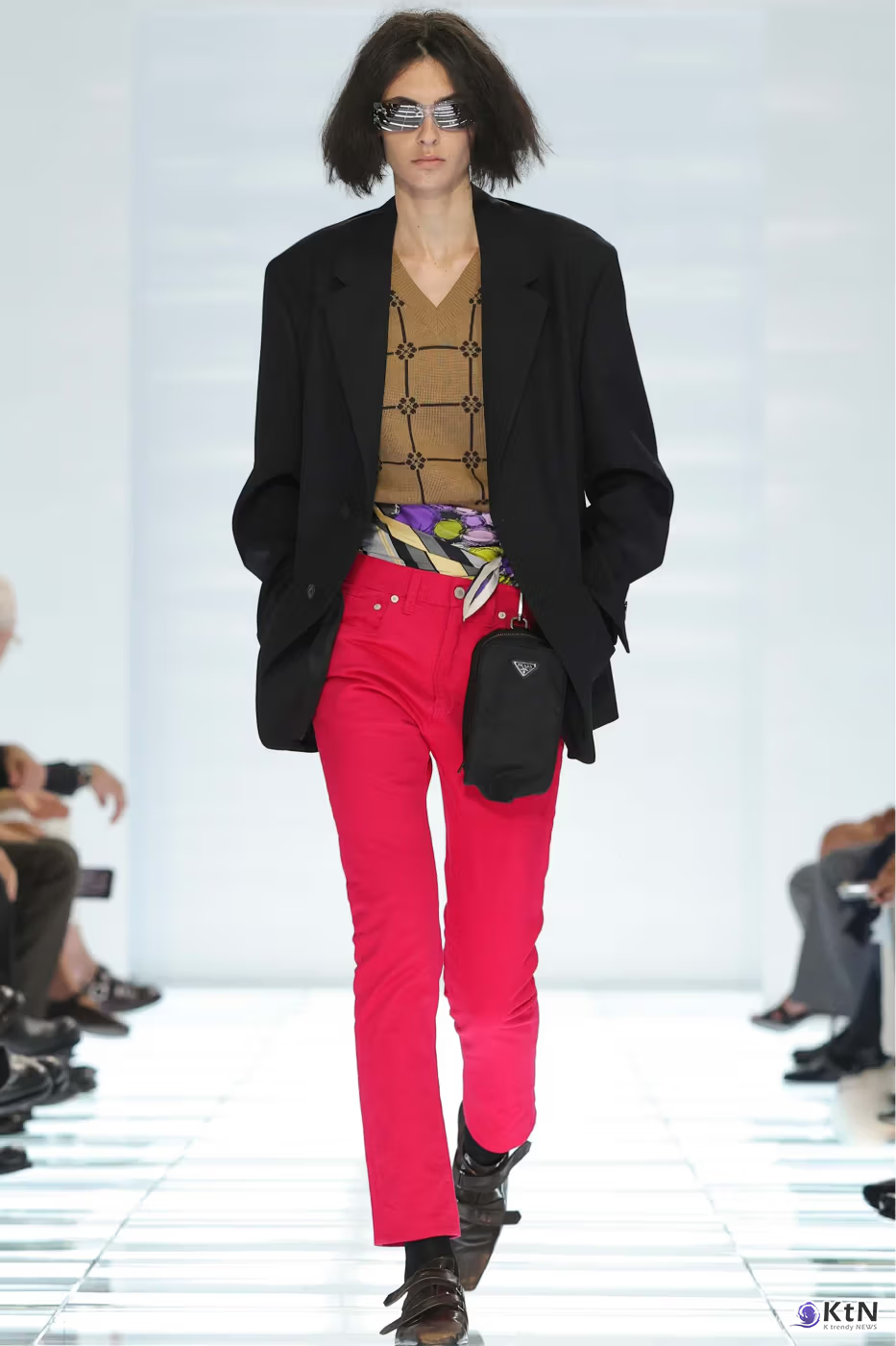Prada SS27 Menswear Redefines Skinny-Fit With “CLARITY”. 사진=Prada, K trendy NEWS DB ⓒ케이 트렌디뉴스 무단전재 및 수집, 재배포금지