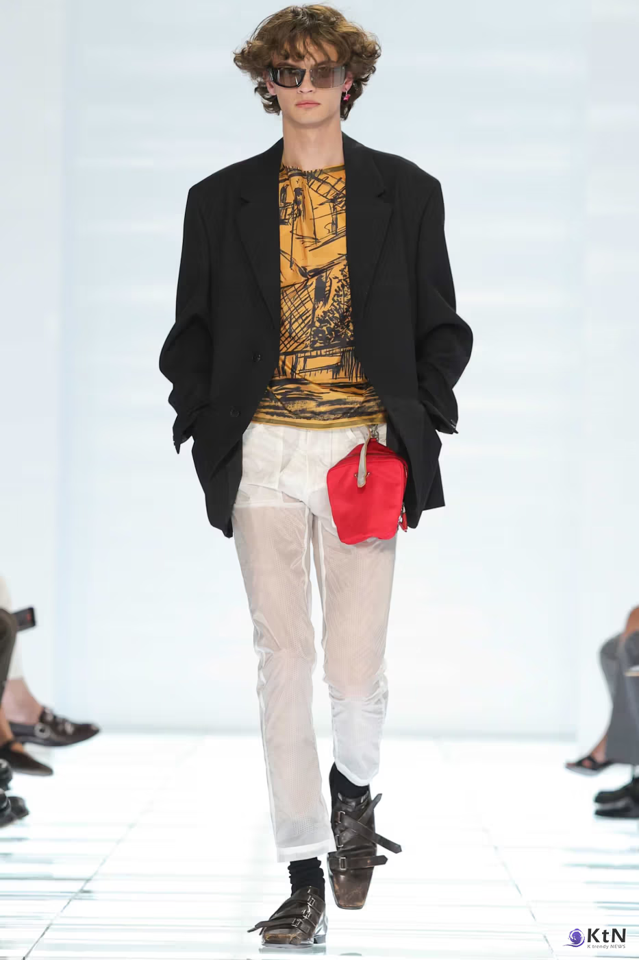 Prada SS27 Menswear Redefines Skinny-Fit With “CLARITY”. 사진=Prada, K trendy NEWS DB ⓒ케이 트렌디뉴스 무단전재 및 수집, 재배포금지