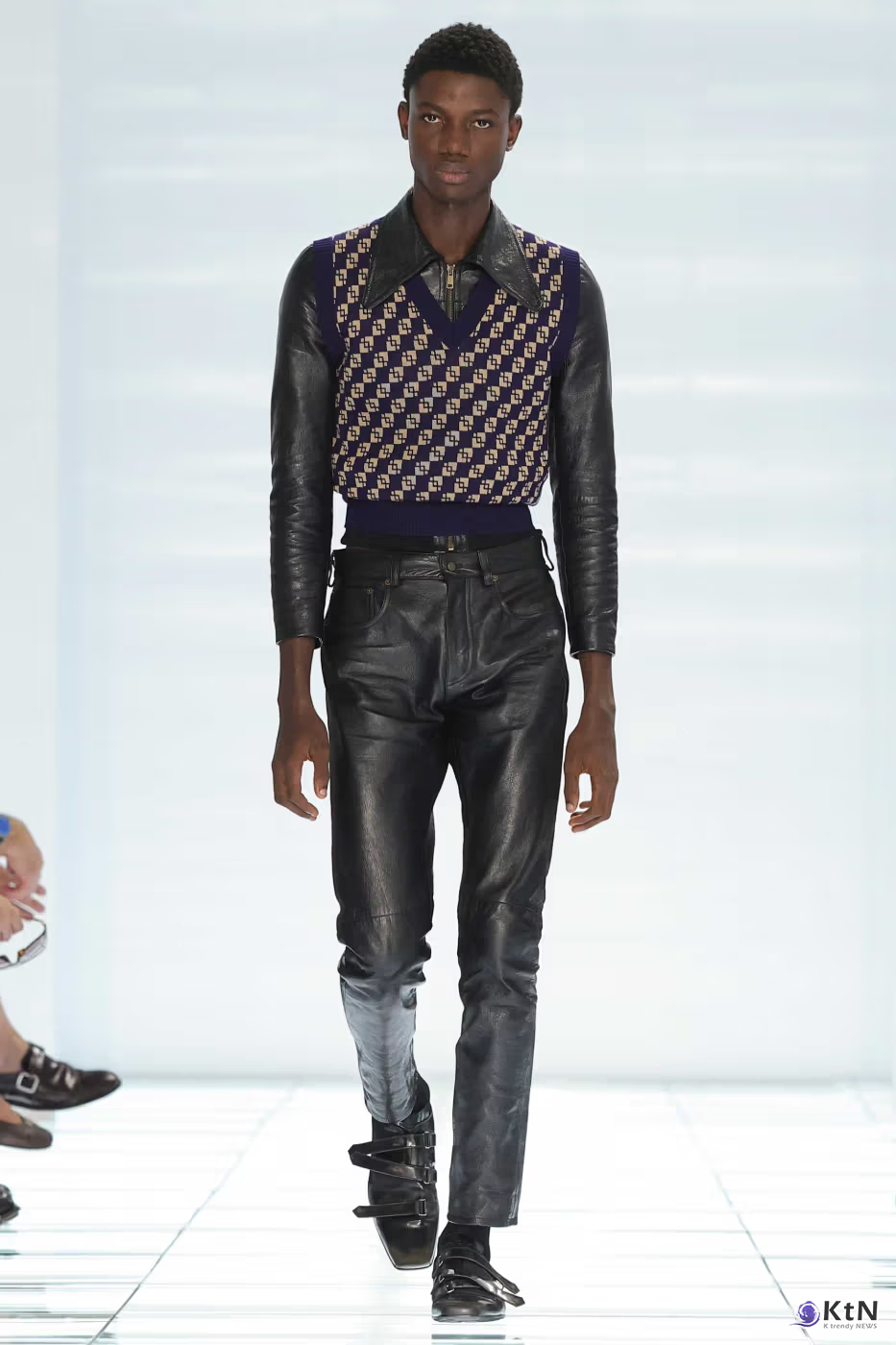 Prada SS27 Menswear Redefines Skinny-Fit With “CLARITY”. 사진=Prada, K trendy NEWS DB ⓒ케이 트렌디뉴스 무단전재 및 수집, 재배포금지