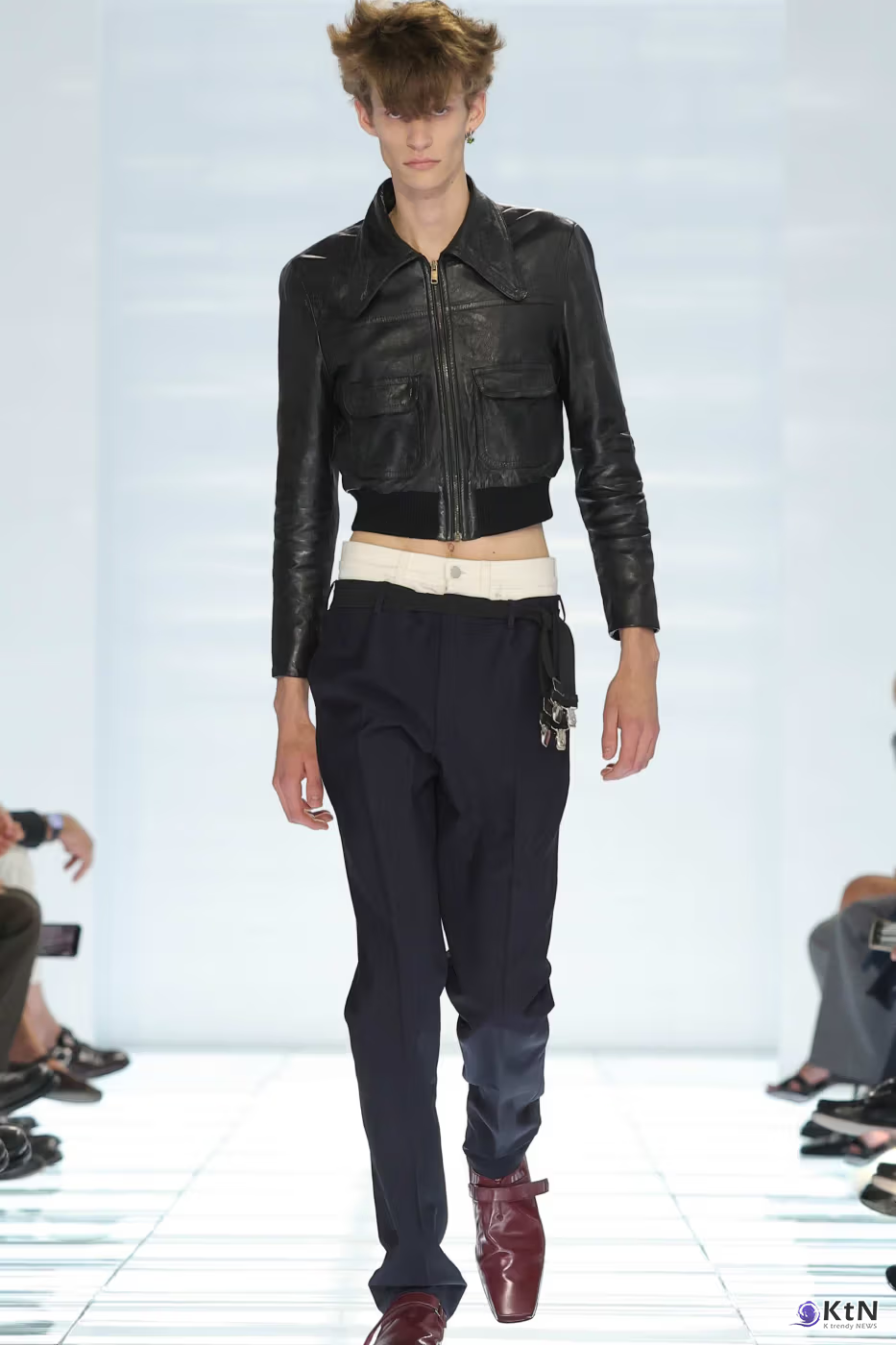 Prada SS27 Menswear Redefines Skinny-Fit With “CLARITY”. 사진=Prada, K trendy NEWS DB ⓒ케이 트렌디뉴스 무단전재 및 수집, 재배포금지