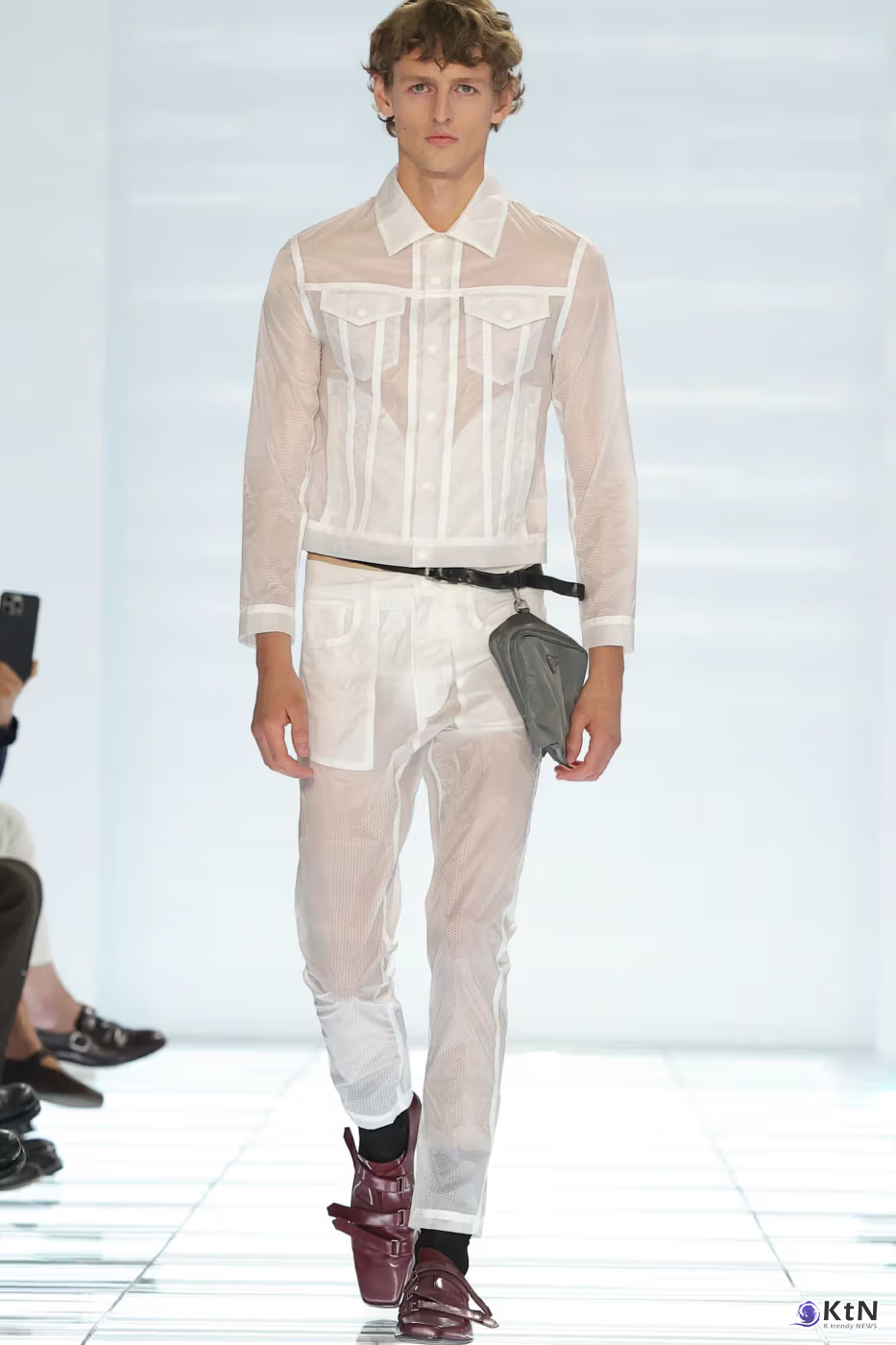 Prada SS27 Menswear Redefines Skinny-Fit With “CLARITY”. 사진=Prada, K trendy NEWS DB ⓒ케이 트렌디뉴스 무단전재 및 수집, 재배포금지