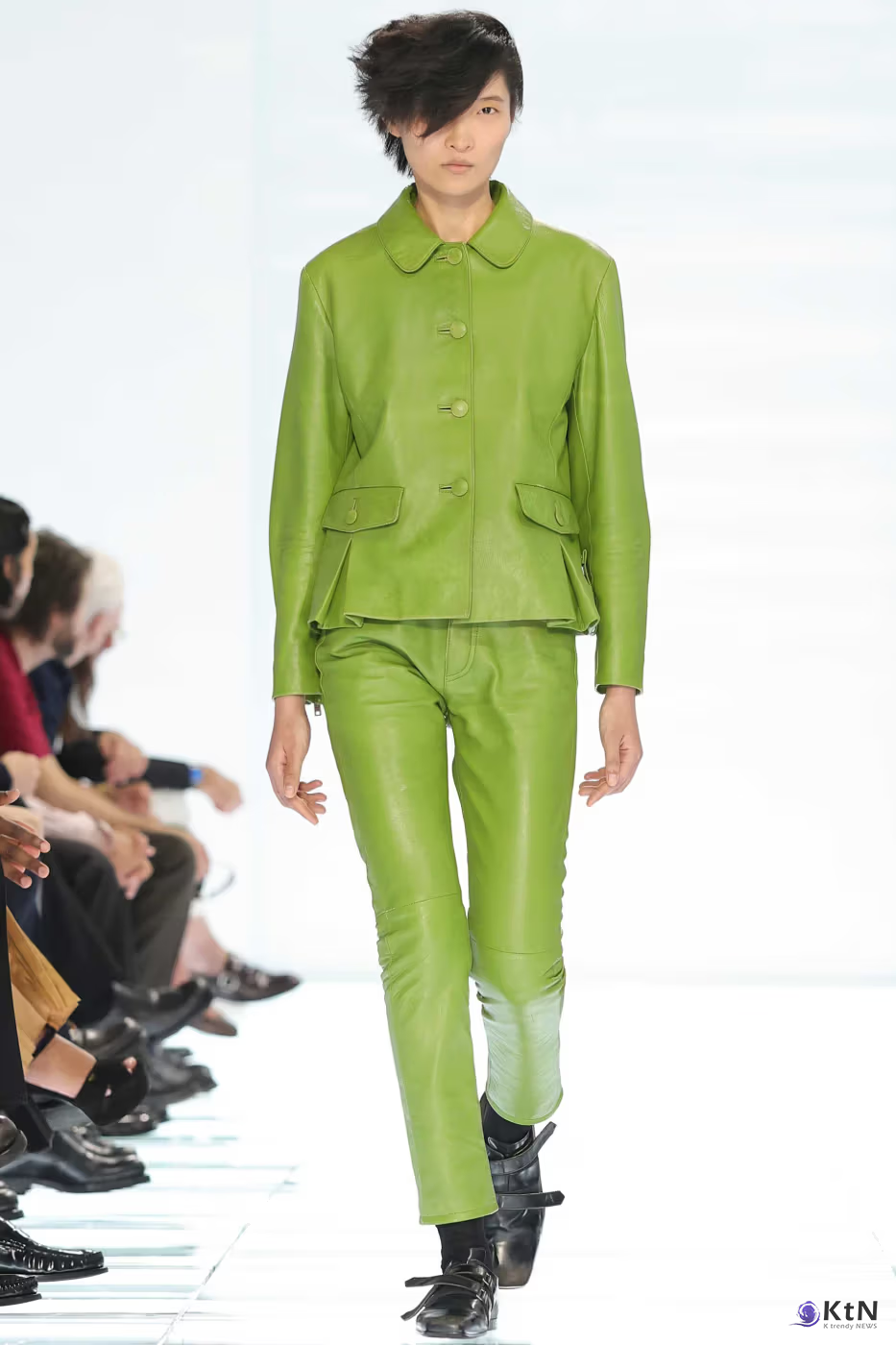 Prada SS27 Menswear Redefines Skinny-Fit With “CLARITY”. 사진=Prada, K trendy NEWS DB ⓒ케이 트렌디뉴스 무단전재 및 수집, 재배포금지
