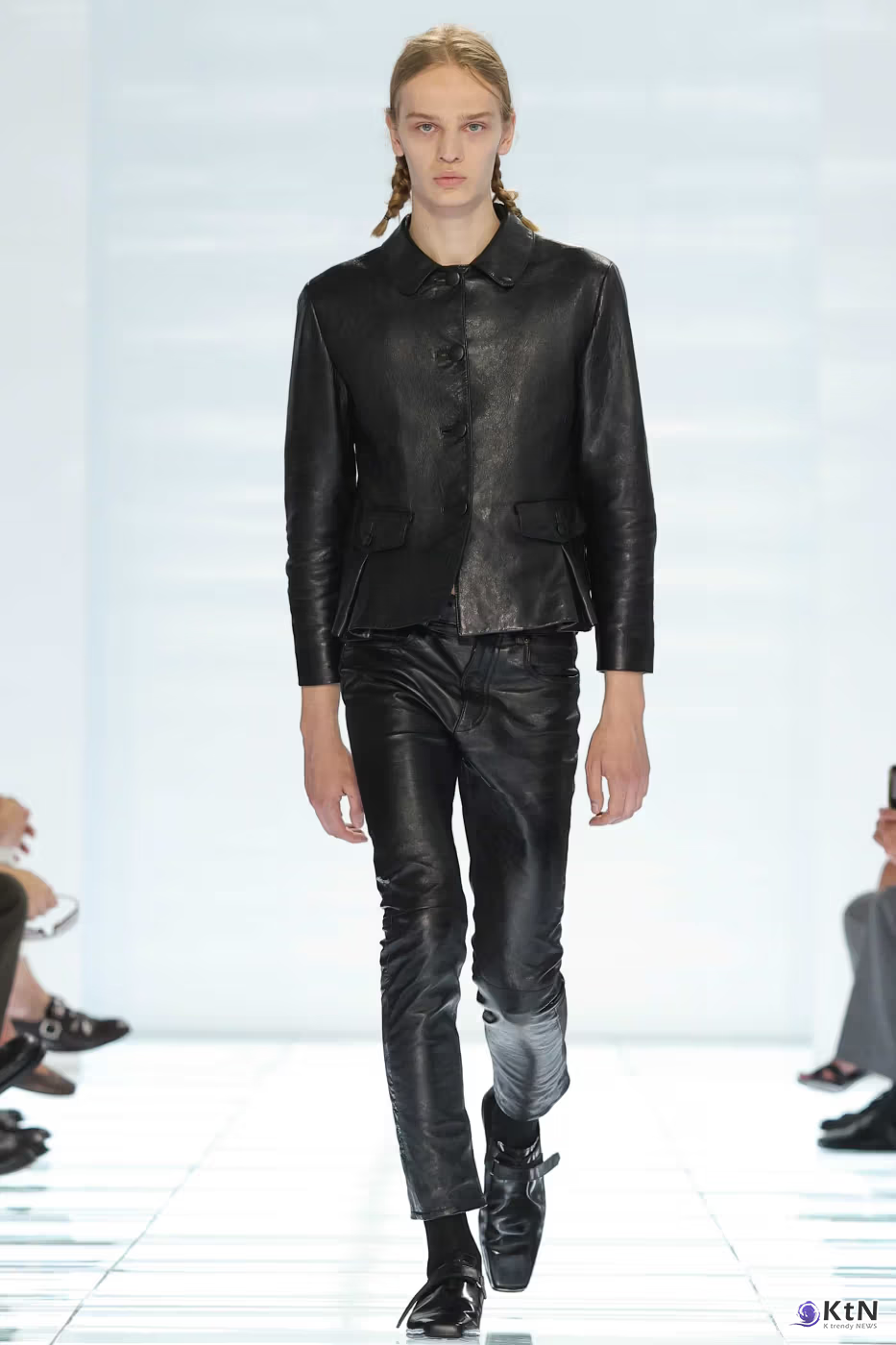 Prada SS27 Menswear Redefines Skinny-Fit With “CLARITY”. 사진=Prada, K trendy NEWS DB ⓒ케이 트렌디뉴스 무단전재 및 수집, 재배포금지
