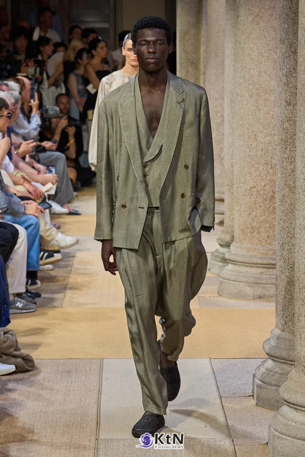 Giorgio Armani Leans Into a Lax & Leisurely SS27. 사진=Vogue Runway, K trendy NEWS DB ⓒ케이 트렌디뉴스 무단전재 및 수집, 재배포금지