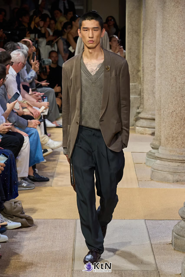 Giorgio Armani Leans Into a Lax & Leisurely SS27. 사진=Vogue Runway, K trendy NEWS DB ⓒ케이 트렌디뉴스 무단전재 및 수집, 재배포금지