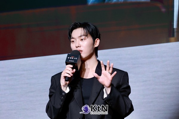 최민식, 맨 끝줄 소년' 최현욱 직접 캐스팅? 어불성설...날것의 에너지 궁금했을 뿐 [KtN 현장] 최민식이 넷플릭스 시리즈 '맨 끝줄 소년' 제작발표회에서 최현욱 캐스팅을 둘러싼 뒷이야기를 직접 꺼내며 날것의 느낌을 보고 싶었다고 말했다.  사진=2026. 06.24  K trendy NEWS DB ⓒ케이 트렌디뉴스 무단전재 및 수집, 재배포금지