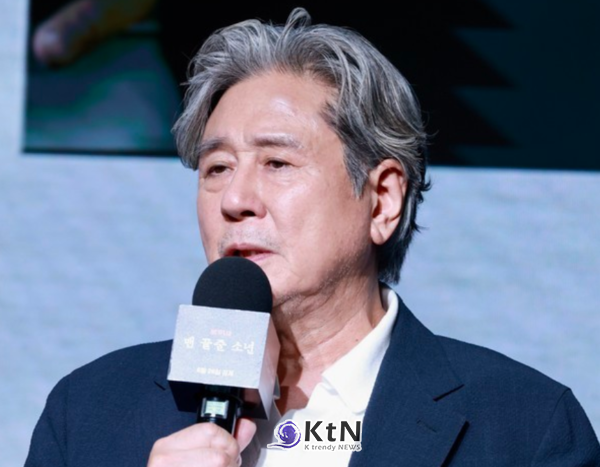 최민식, 맨 끝줄 소년' 최현욱 직접 캐스팅? 어불성설...날것의 에너지 궁금했을 뿐 [KtN 현장] 최민식이 넷플릭스 시리즈 '맨 끝줄 소년' 제작발표회에서 최현욱 캐스팅을 둘러싼 뒷이야기를 직접 꺼내며 날것의 느낌을 보고 싶었다고 말했다.  사진=2026. 06.24  K trendy NEWS DB ⓒ케이 트렌디뉴스 무단전재 및 수집, 재배포금지