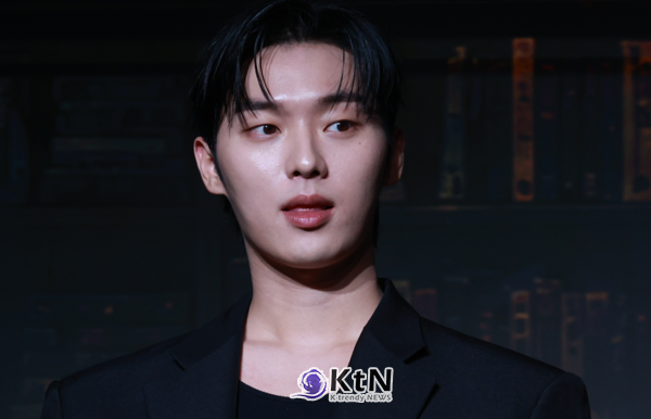  [KtN 현장] 최현욱이 넷플릭스 시리즈 '맨 끝줄 소년' 제작발표회에서 김규태 감독과 최민식의 극찬을 받으며 작품의 핵심 인물 이강으로 전면에 섰다.  사진=2026. 06.24  K trendy NEWS DB ⓒ케이 트렌디뉴스 무단전재 및 수집, 재배포금지