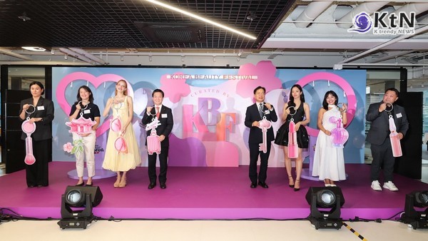 배우 혜리를 전면에 내세운 ‘2026 코리아 뷰티 페스티벌’이 개막한 가운데, 지난해 외국인 관광객의 국내 뷰티 업종 카드 지출액이 전년 대비 38% 증가한 8,433억 원을 기록하며 한국이 전 세계 관광객들이 미용을 목적으로 방문하는 이른바 ‘글로우케이션(Glowcation)’의 핵심 목적지로 급부상하고 있다.  사진=2026. 06.26   문화체육관광부와 한국관광공사 K trendy NEWS DB ⓒ케이 트렌디뉴스 무단전재 및 수집, 재배포금지