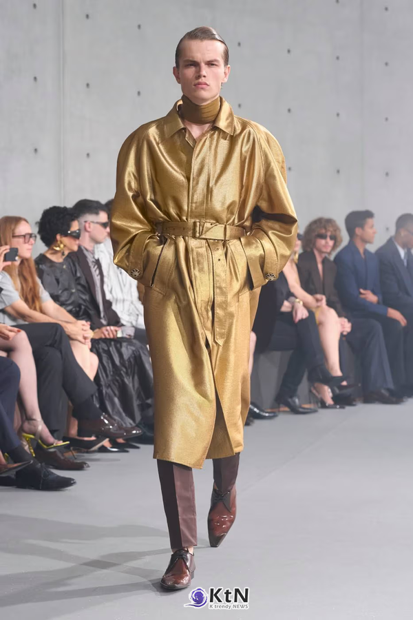 Saint Laurent Summer 2027 Menswear Emerges From the Fog. 사진=Saint Laurent, K trendy NEWS DB ⓒ케이 트렌디뉴스 무단전재 및 수집, 재배포금지