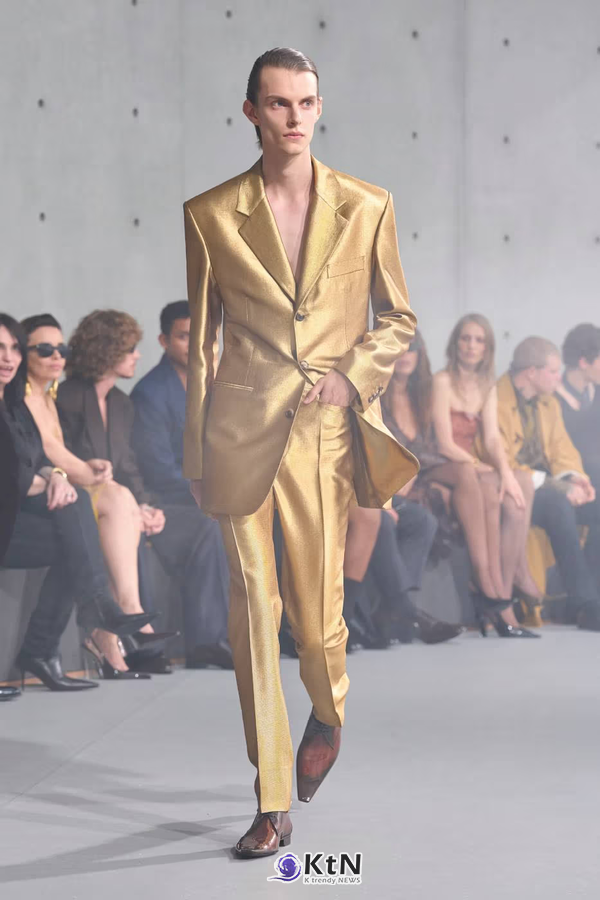 Saint Laurent Summer 2027 Menswear Emerges From the Fog. 사진=Saint Laurent, K trendy NEWS DB ⓒ케이 트렌디뉴스 무단전재 및 수집, 재배포금지