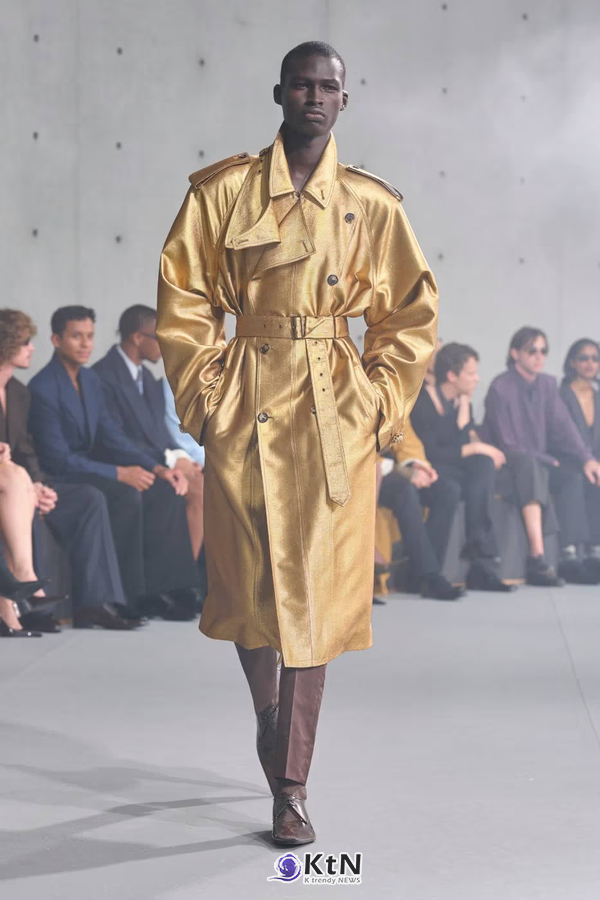 Saint Laurent Summer 2027 Menswear Emerges From the Fog. 사진=Saint Laurent, K trendy NEWS DB ⓒ케이 트렌디뉴스 무단전재 및 수집, 재배포금지