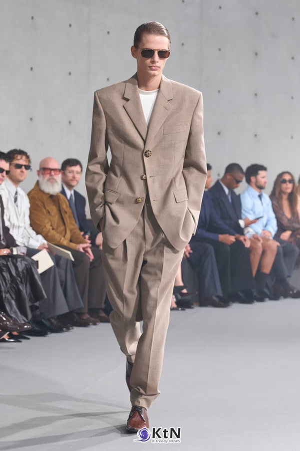 Saint Laurent Summer 2027 Menswear Emerges From the Fog. 사진=Saint Laurent, K trendy NEWS DB ⓒ케이 트렌디뉴스 무단전재 및 수집, 재배포금지