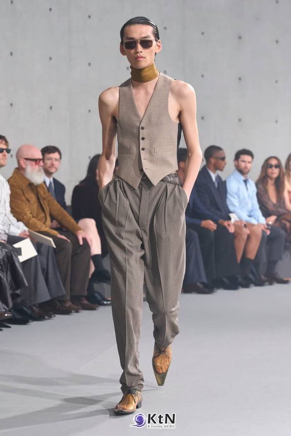 Saint Laurent Summer 2027 Menswear Emerges From the Fog. 사진=Saint Laurent, K trendy NEWS DB ⓒ케이 트렌디뉴스 무단전재 및 수집, 재배포금지